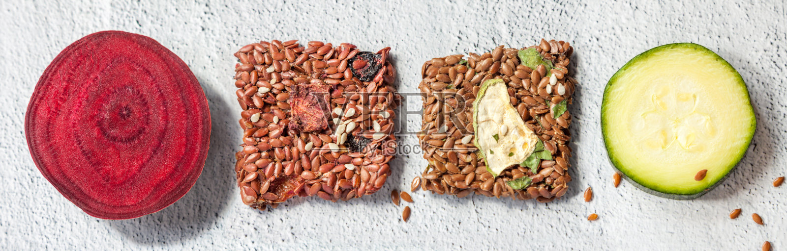 近距离平铺俯视图全景松脆的亚麻籽脆面包与干和生蔬菜在白色的背景照片摄影图片