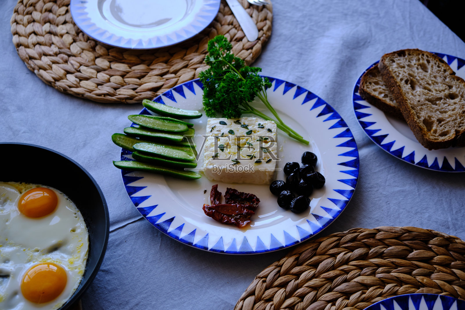 菲达奶酪配橄榄,番茄干和黄瓜。照片摄影图片