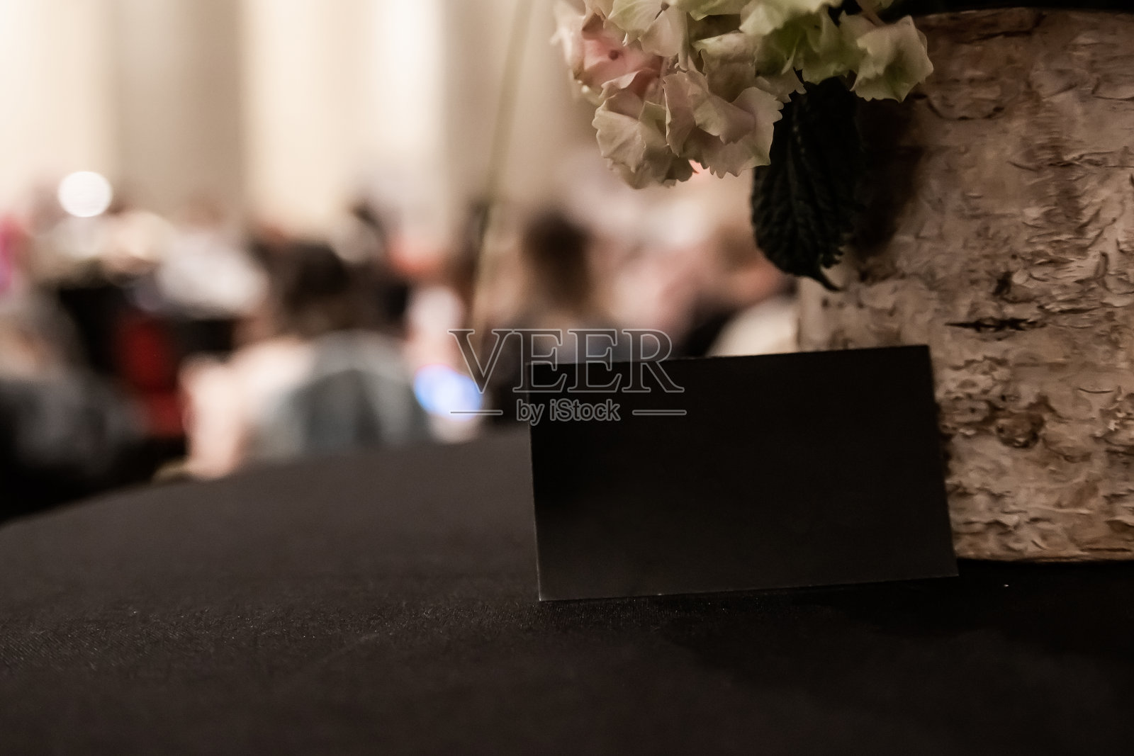 背景模糊的黑色空白名片照片摄影图片