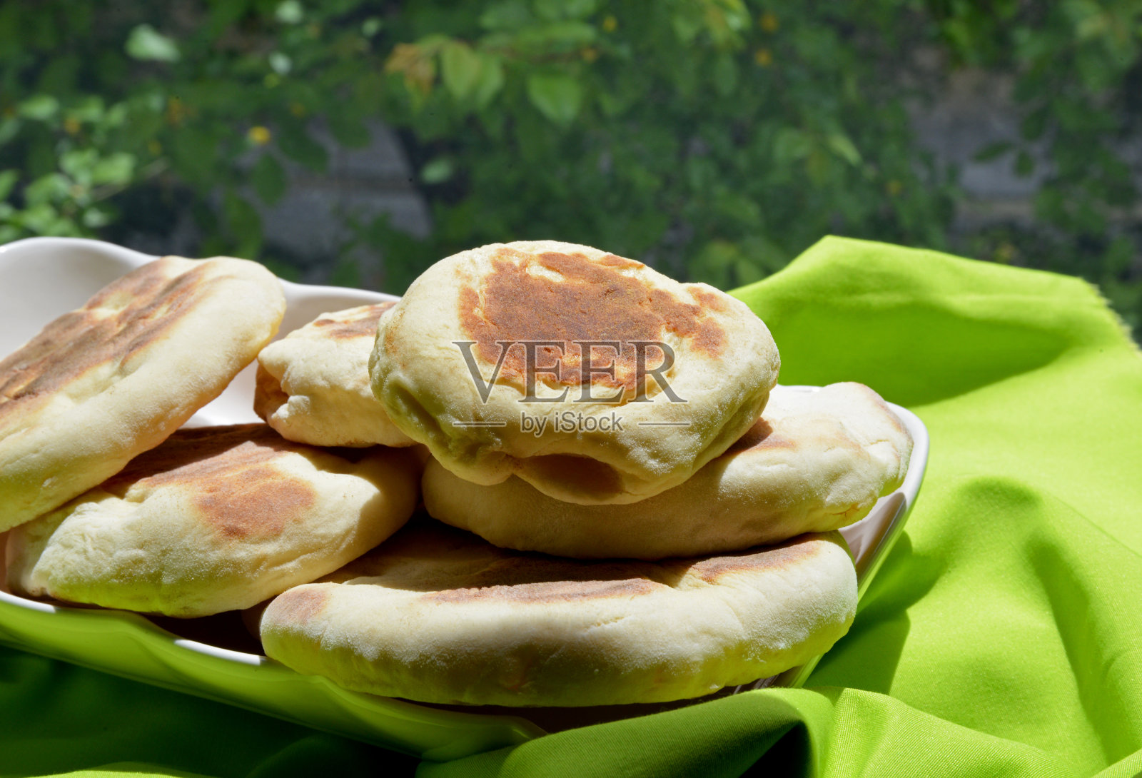 在家自制新鲜烤面包照片摄影图片