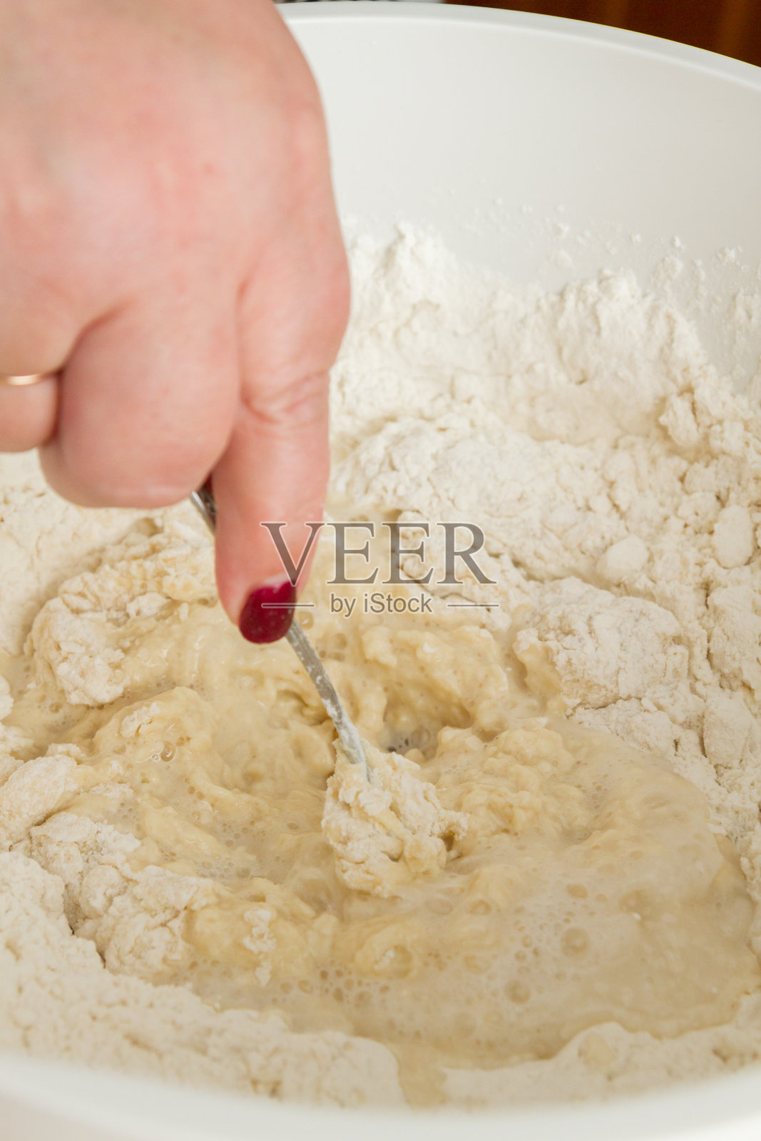 在家用白色塑料碗煮面团照片摄影图片