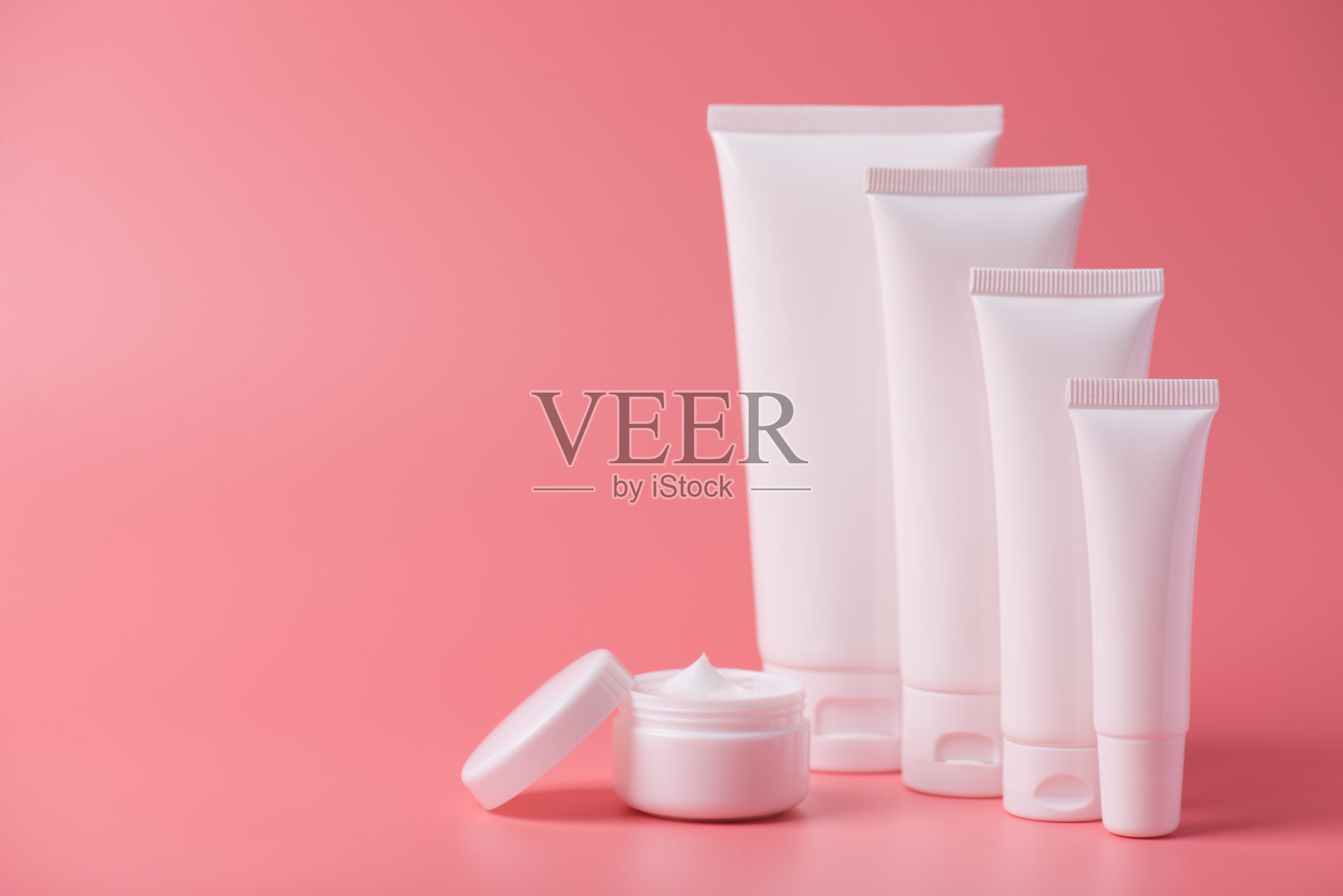 身体娇宠广告简约概念。一套容器盒奶油与开放的圆形罐孤立的背景与空白的照片照片摄影图片