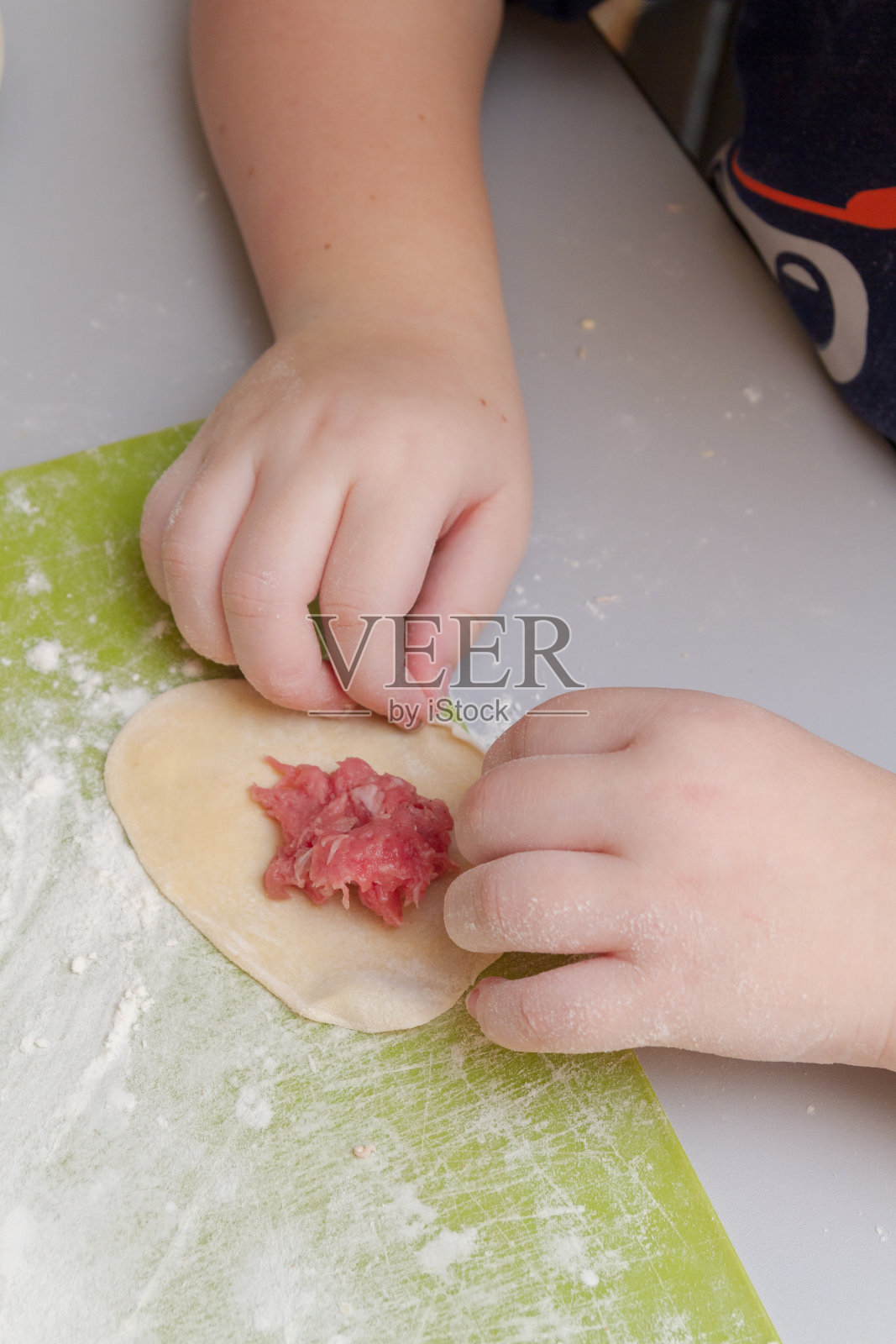在家里做造型,做家庭自制饺子照片摄影图片