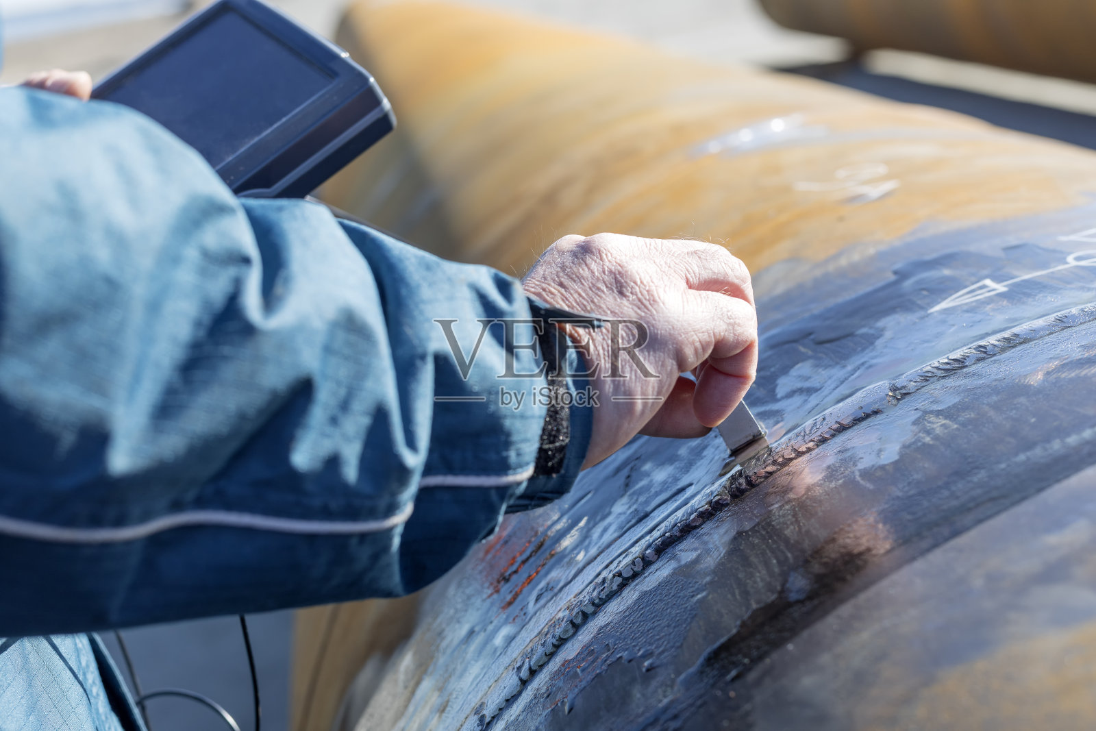 管道焊缝的超声波探伤。人工超声测厚是一种利用高频声能进行检测和获得厚度测量的技术。照片摄影图片