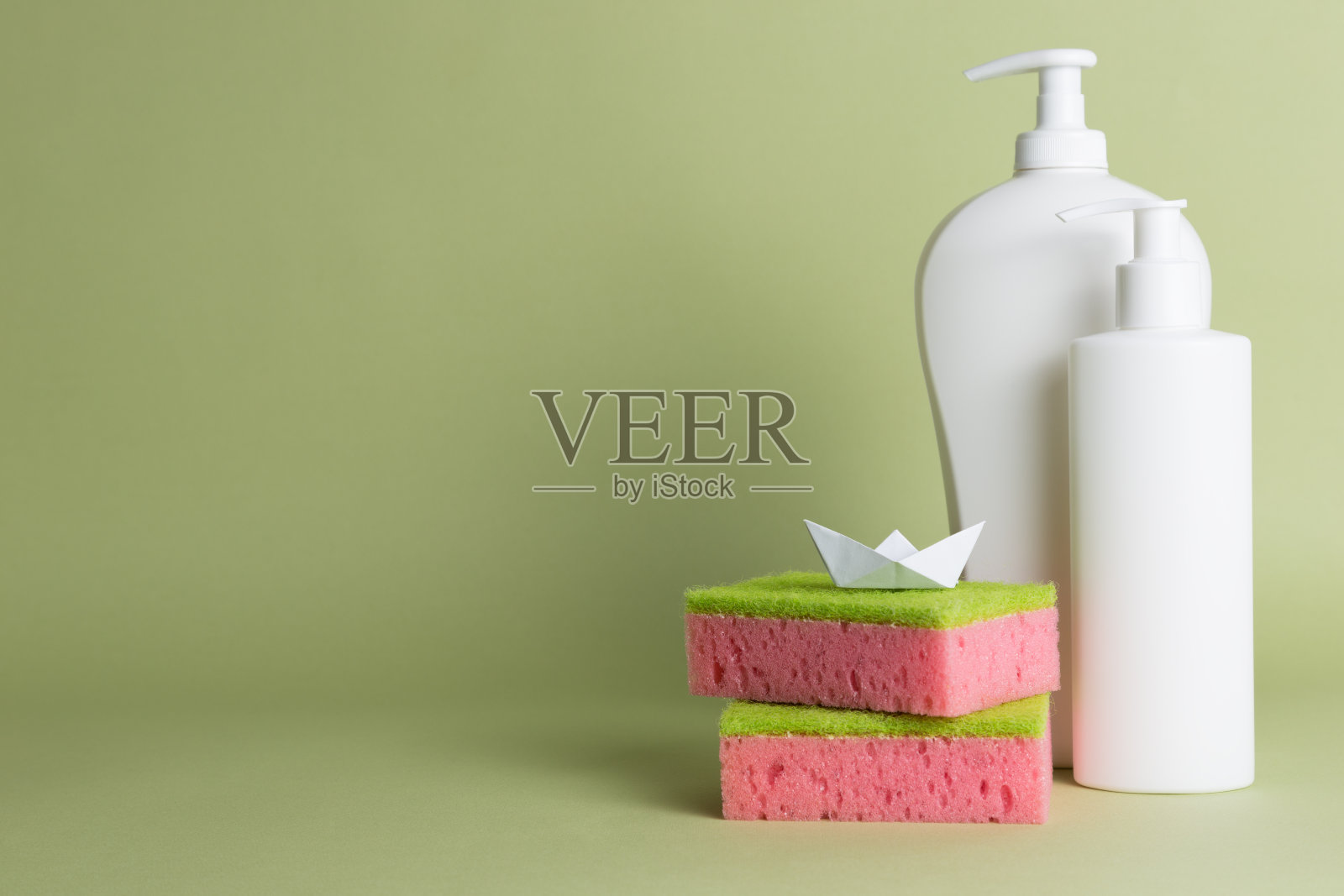 白色塑料肥皂分配器。副本的空间。文本。照片摄影图片