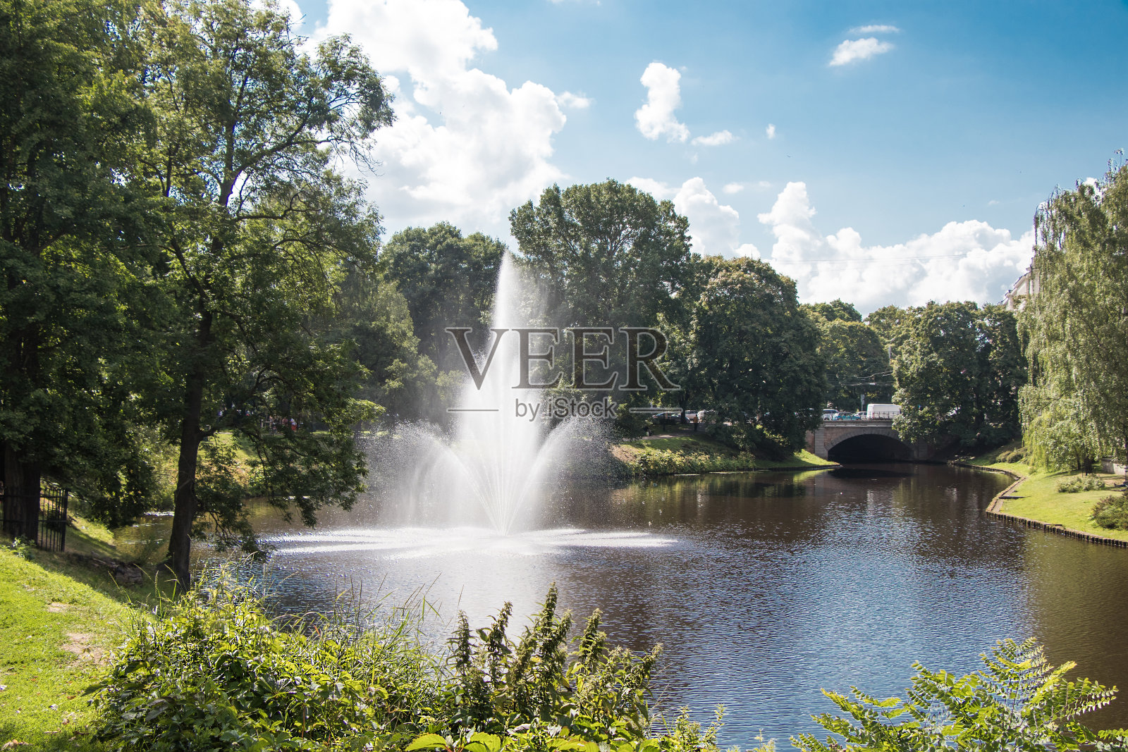 城市运河流入拉脱维亚首都里加的中心。照片摄影图片