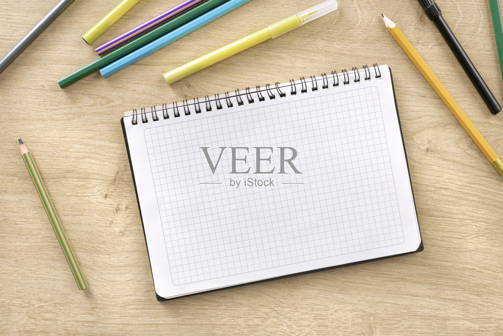 记事本与标记和铅笔在木制的背景俯视图照片摄影图片