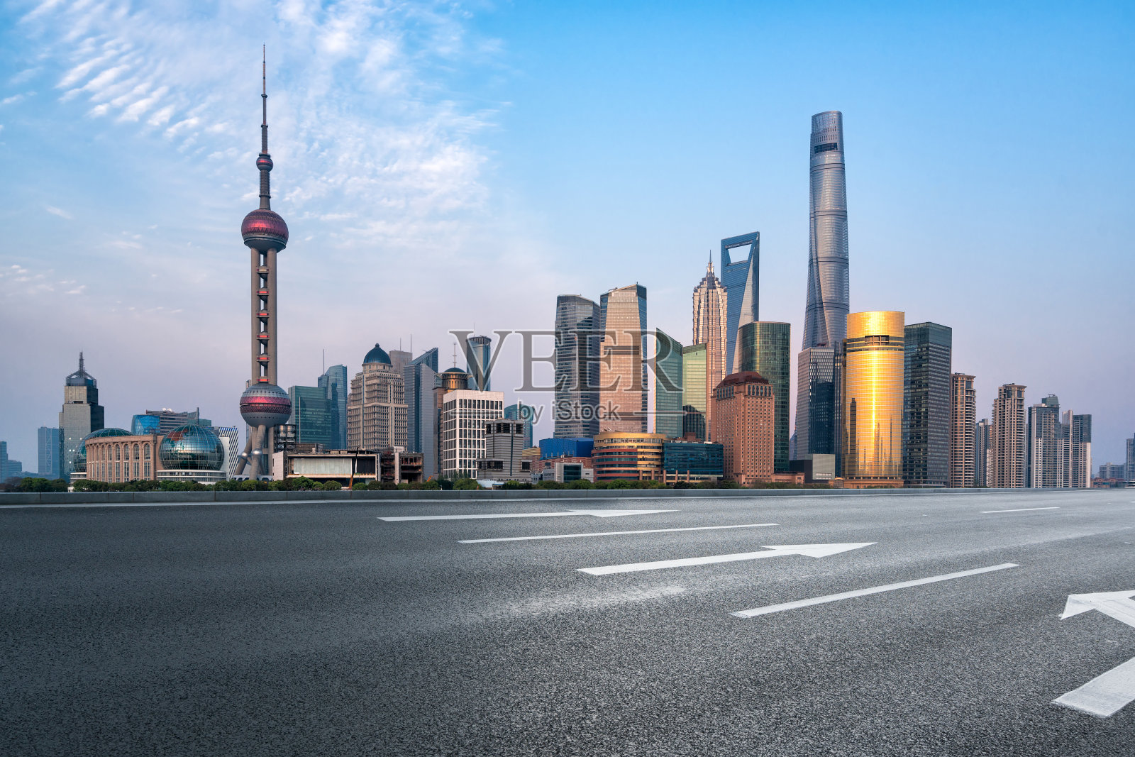 穿越中国上海市中心的空路。照片摄影图片