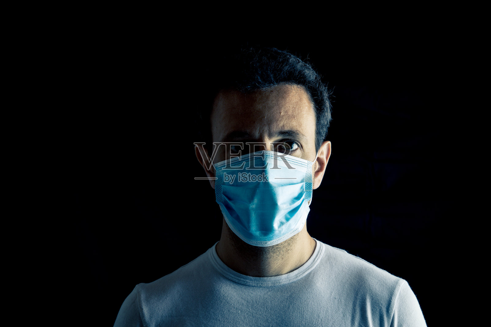 戴着蓝色外科口罩的男人肖像照片摄影图片
