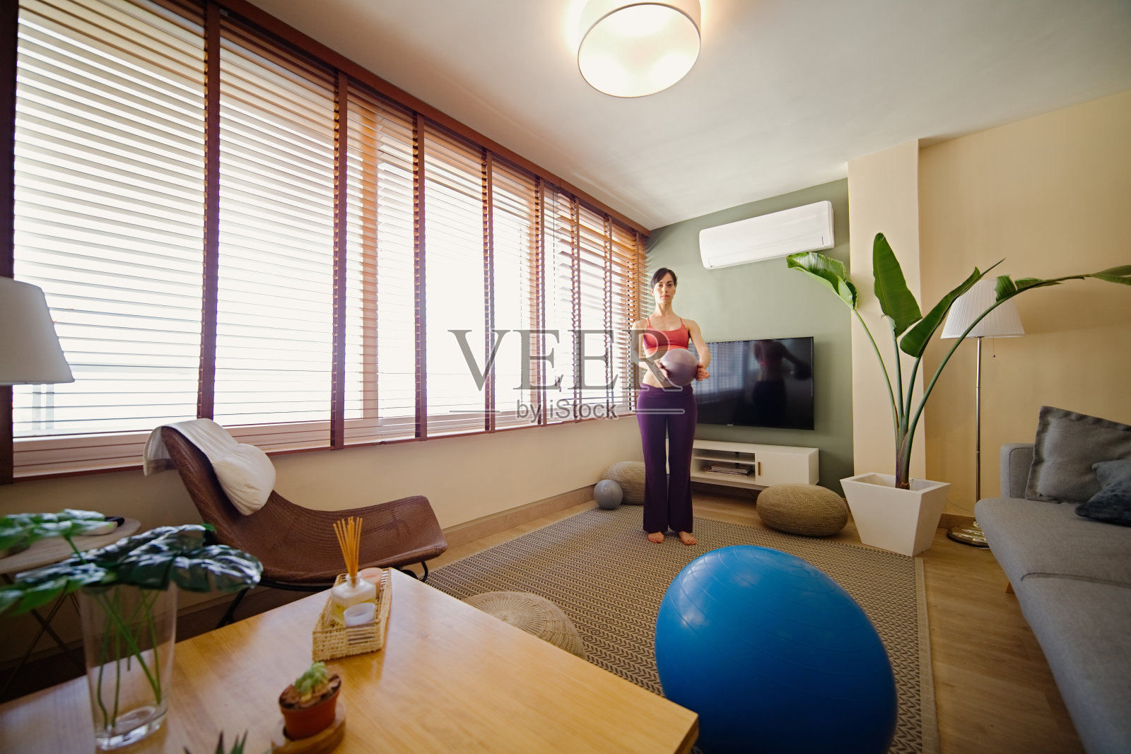 一个女人在公寓窗前练瑜伽照片摄影图片