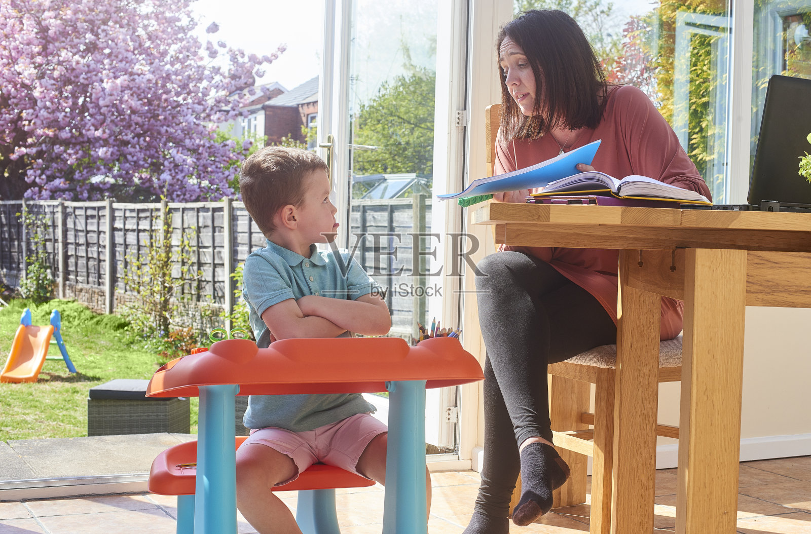 在家教育的斗争照片摄影图片