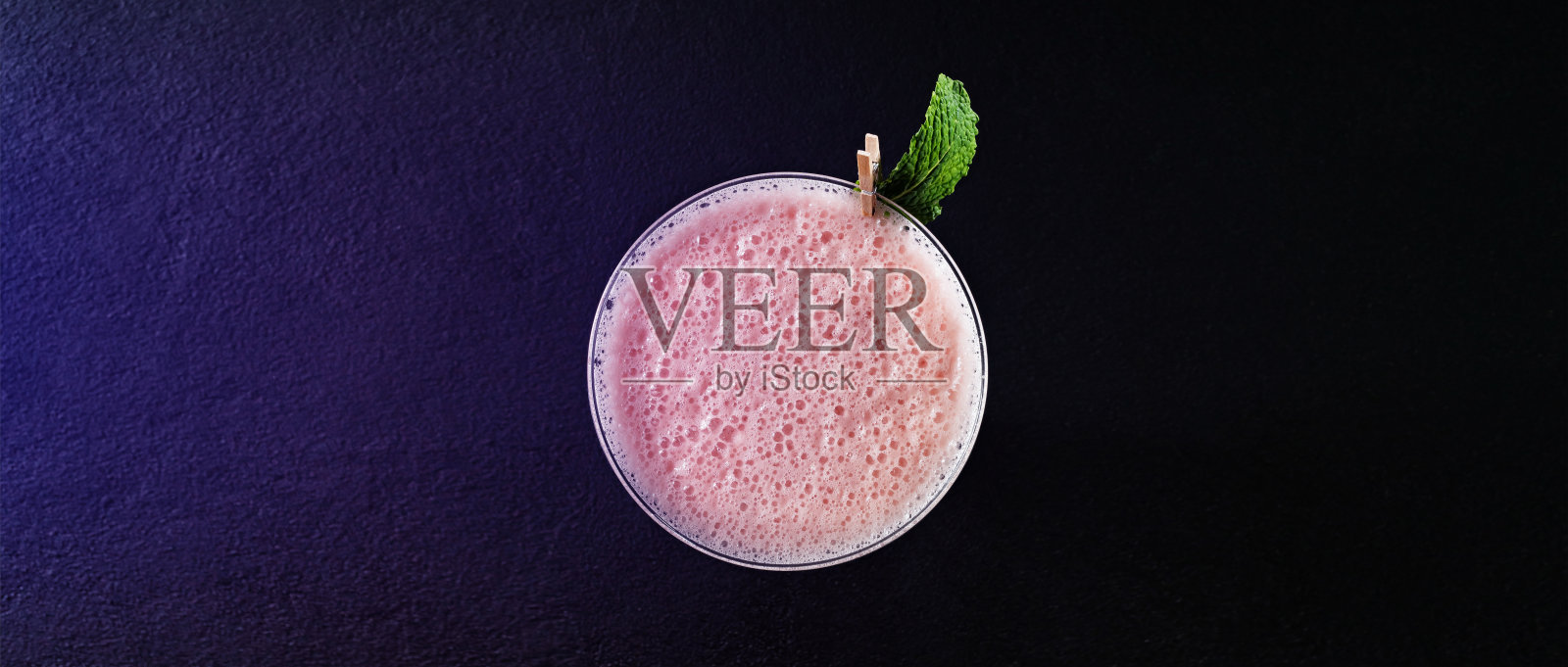 三叶草俱乐部,三叶草叶子,汤姆柯林斯,酒精鸡尾酒,酒精饮料,美味的饮料,杜松子汽酒,柠檬汁,马提尼照片摄影图片