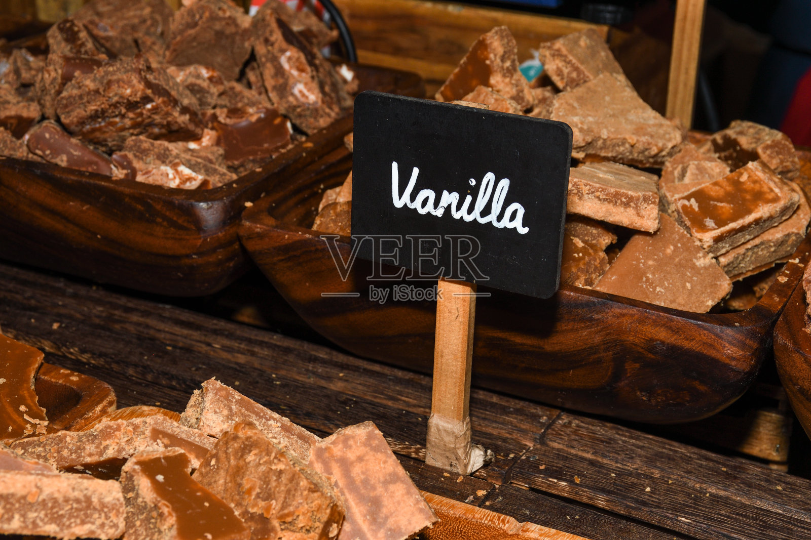 一堆自制的焦糖。照片摄影图片