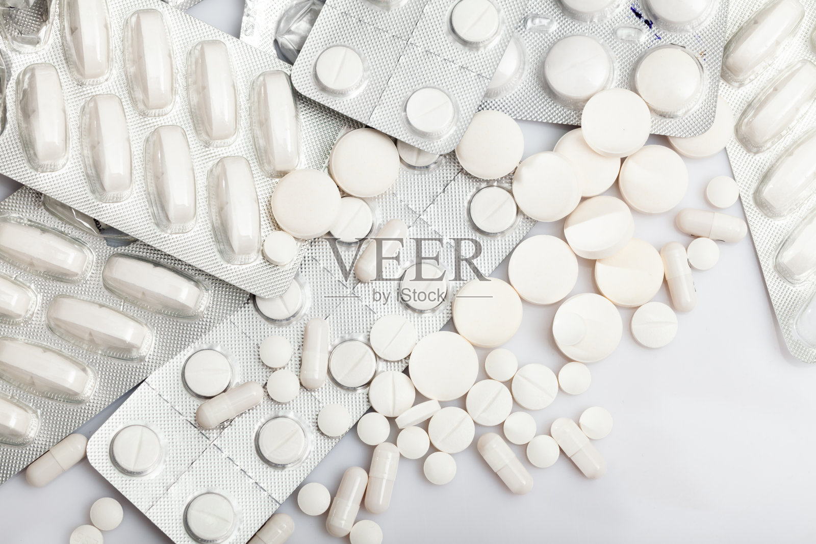 药片和胶囊药丸在白色的背景照片摄影图片