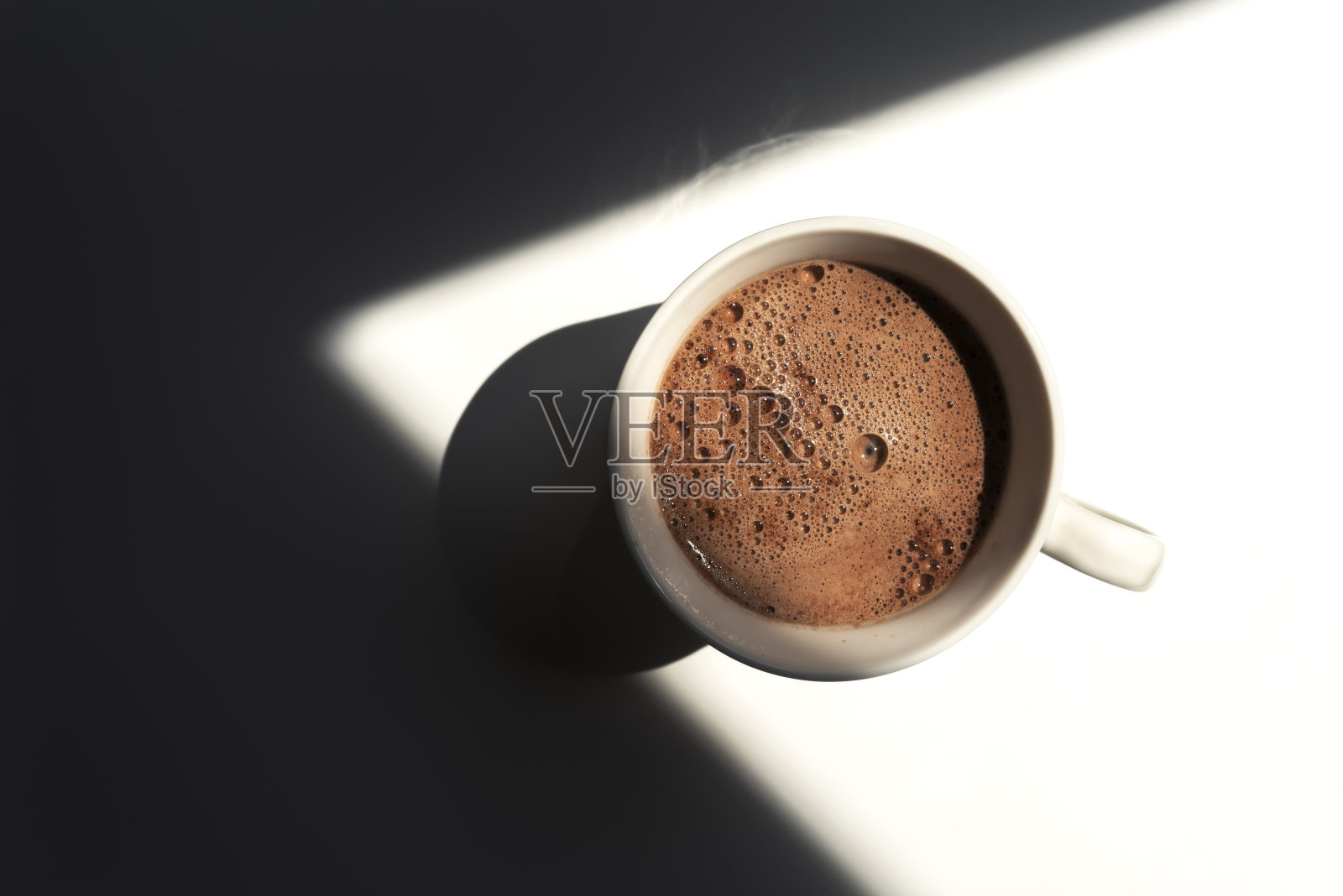 一杯美味的热巧克力。俯视图照片摄影图片