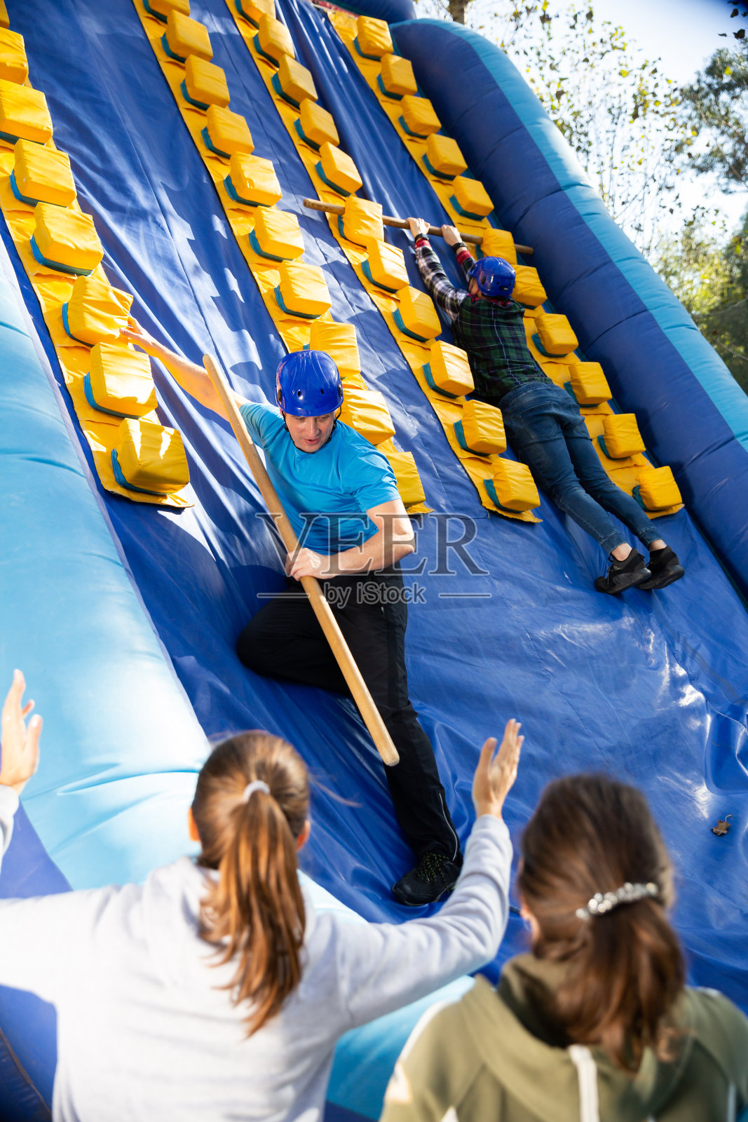 朋友们在游乐园玩充气滑梯照片摄影图片