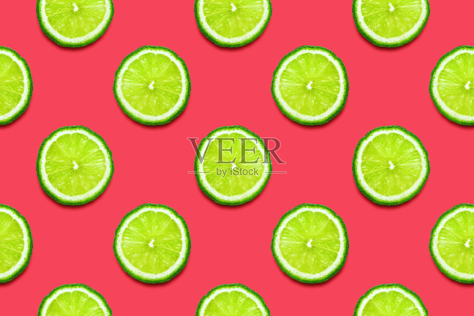 无缝图案,深红色背景上的青柠片,简约的夏季概念。照片摄影图片