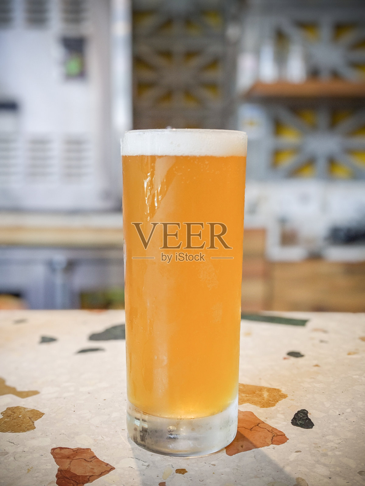 精酿啤酒品尝照片摄影图片