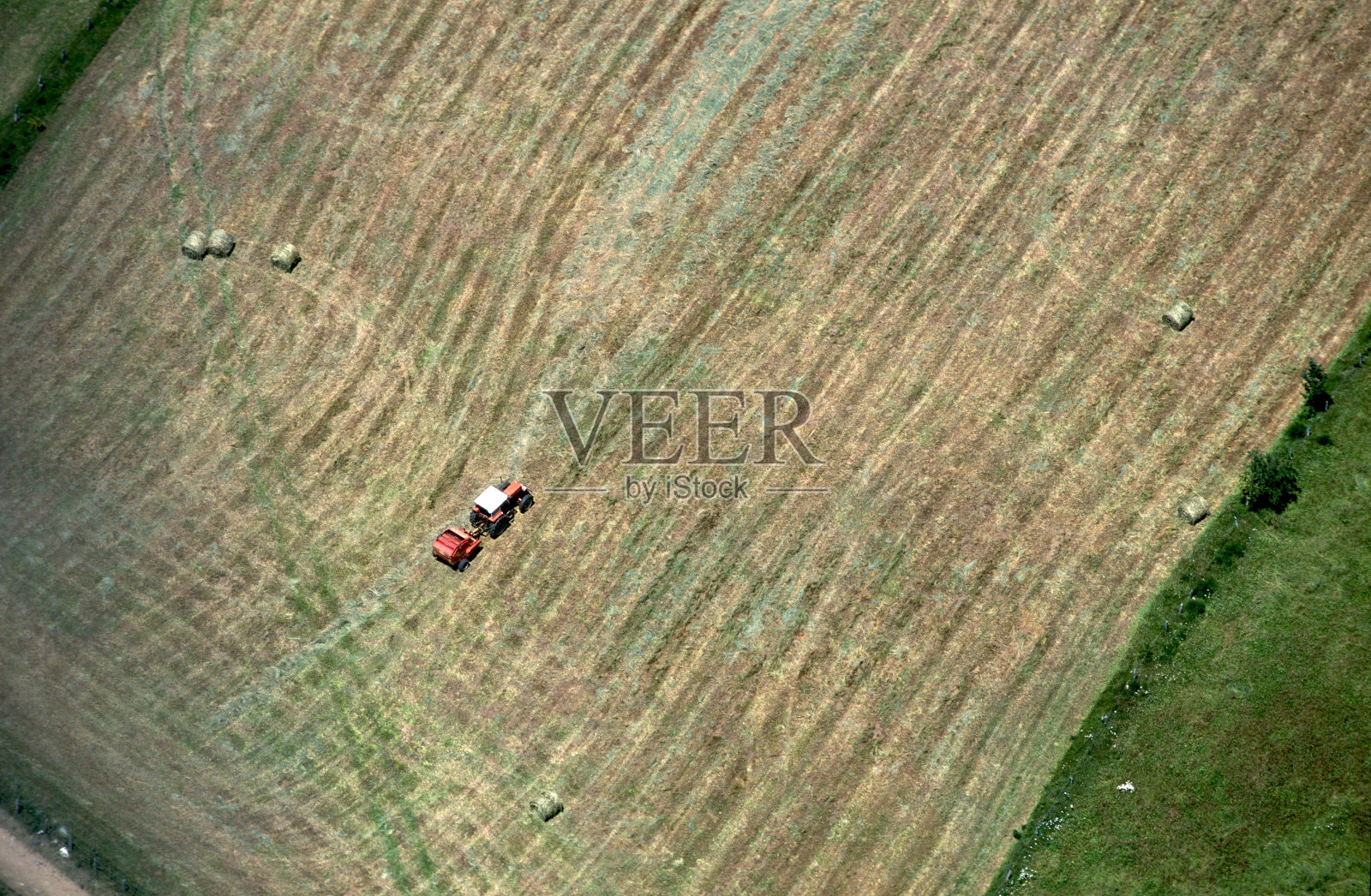航拍的拖拉机在西班牙加利西亚的田地里工作照片摄影图片