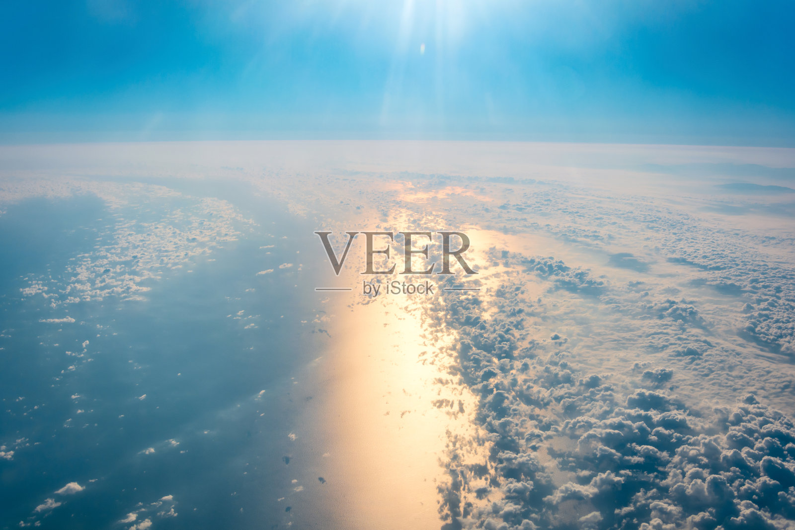 从飞机窗口望向云海之上的日出。自然背景。照片摄影图片