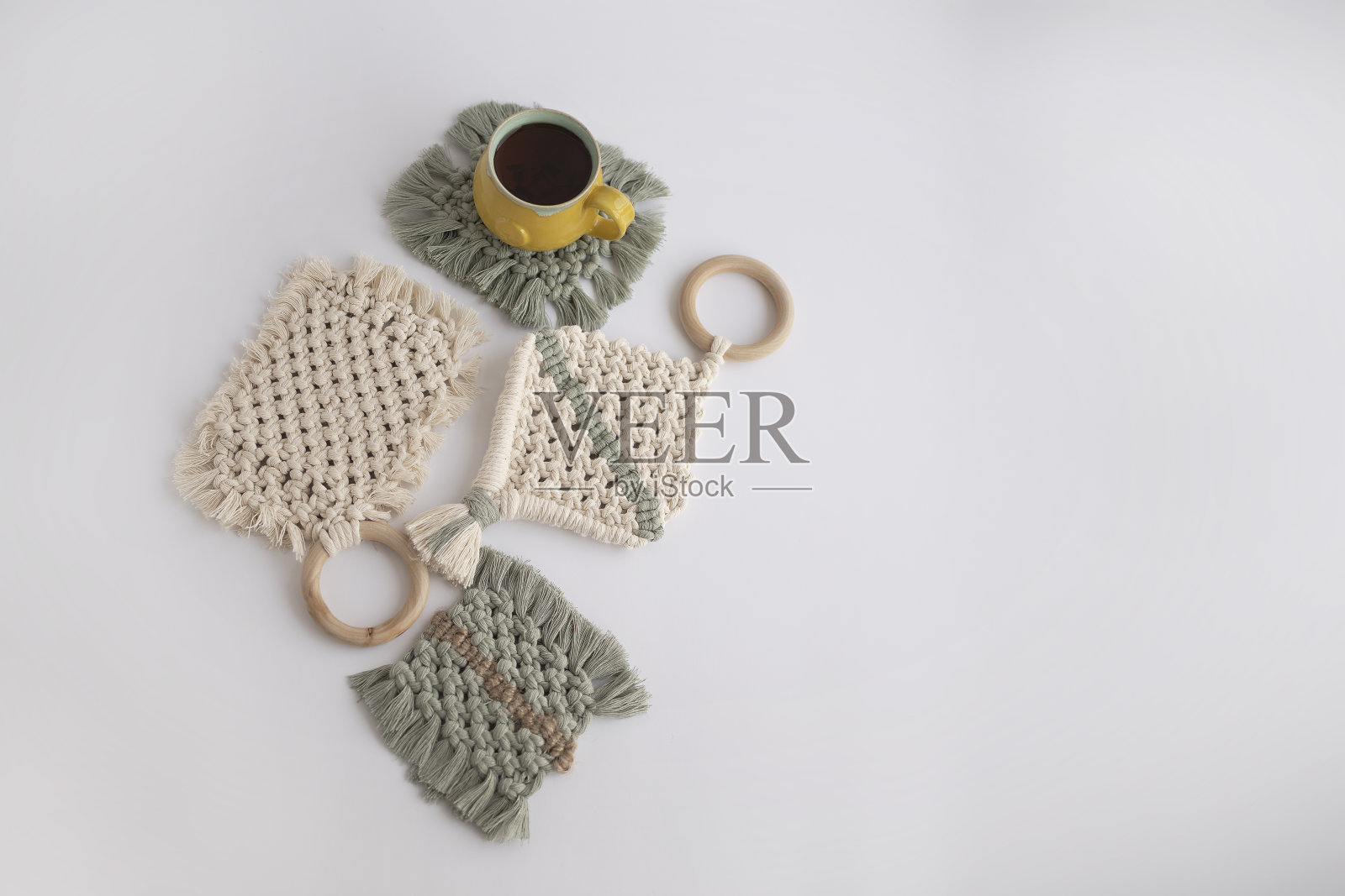 热茶和绿叶波西米亚风杯垫,白色背景照片摄影图片