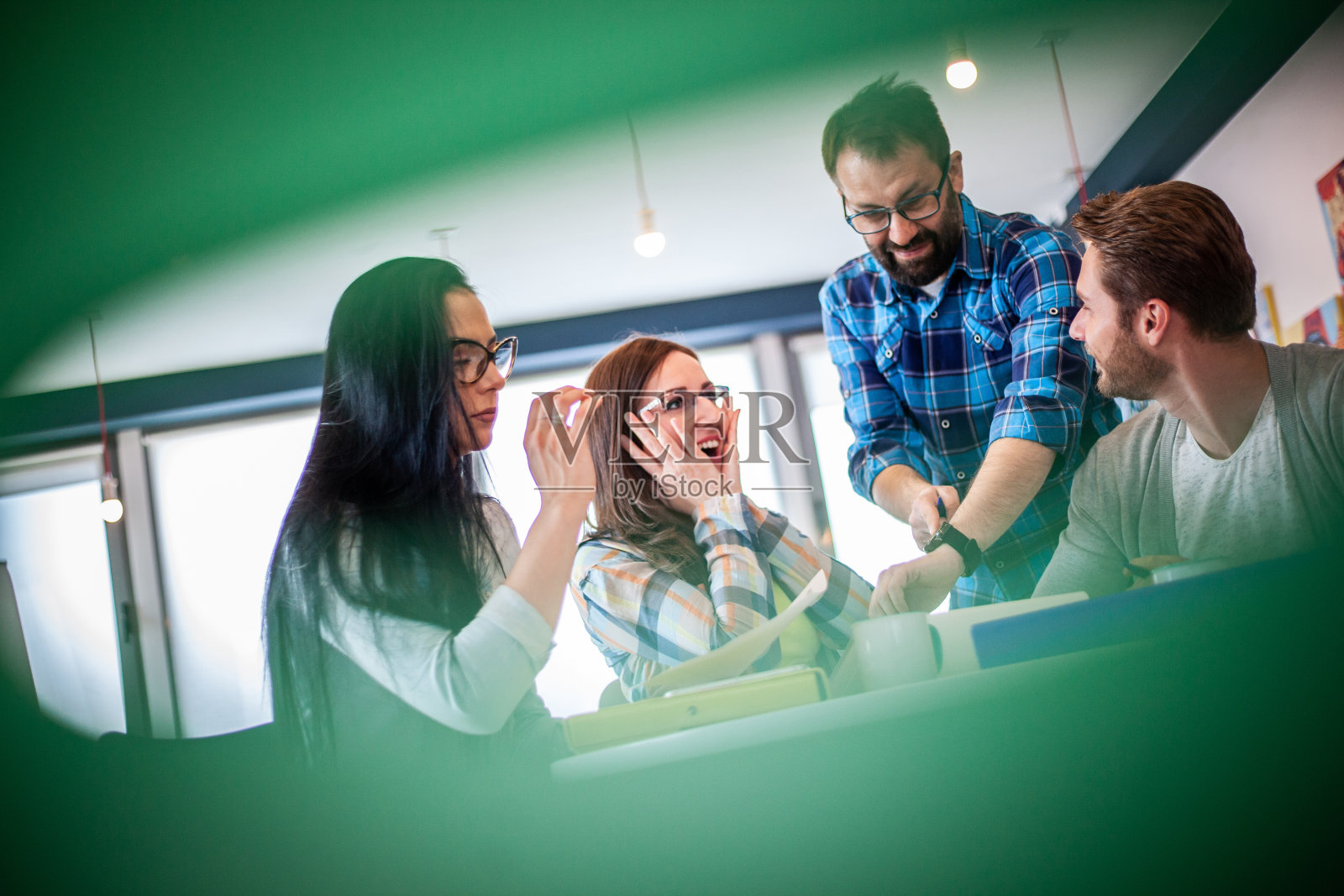 有创造力的人在办公室工作照片摄影图片