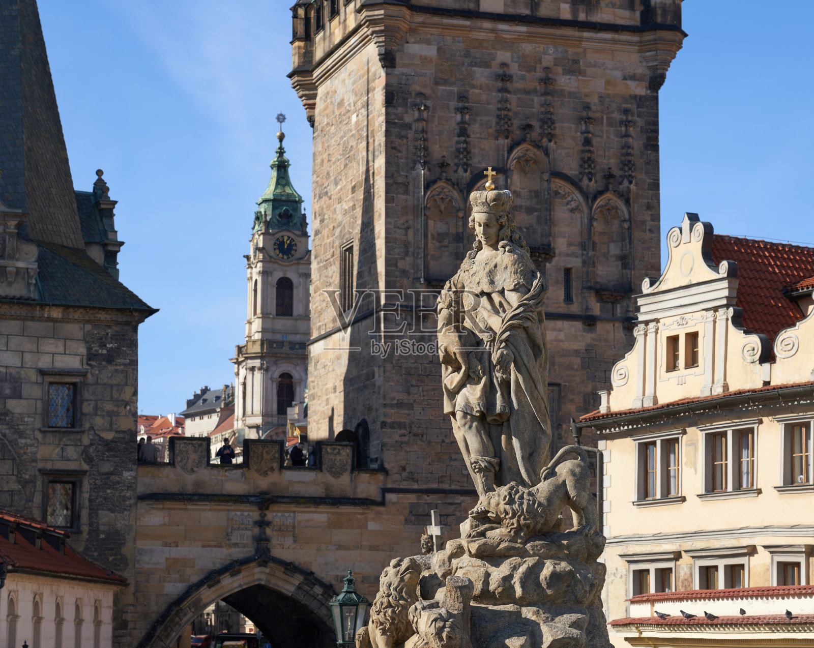 捷克共和国布拉格,查尔斯大桥的塔和雕像照片摄影图片