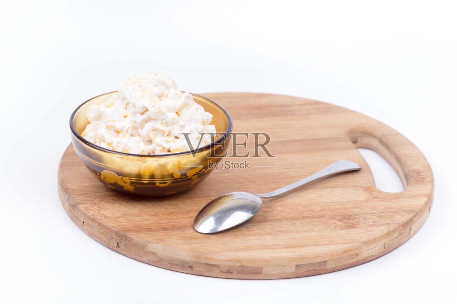 玉米芝麻沙拉,勺子放在桌上。复制空间隔离照片摄影图片