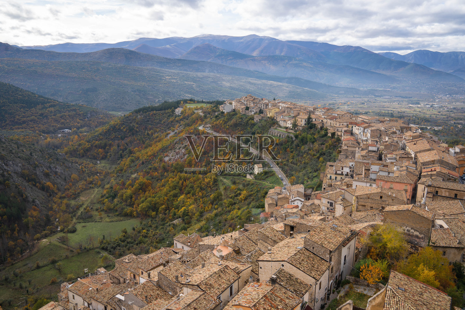 意大利阿布鲁佐Pacentro的城市景观照片摄影图片
