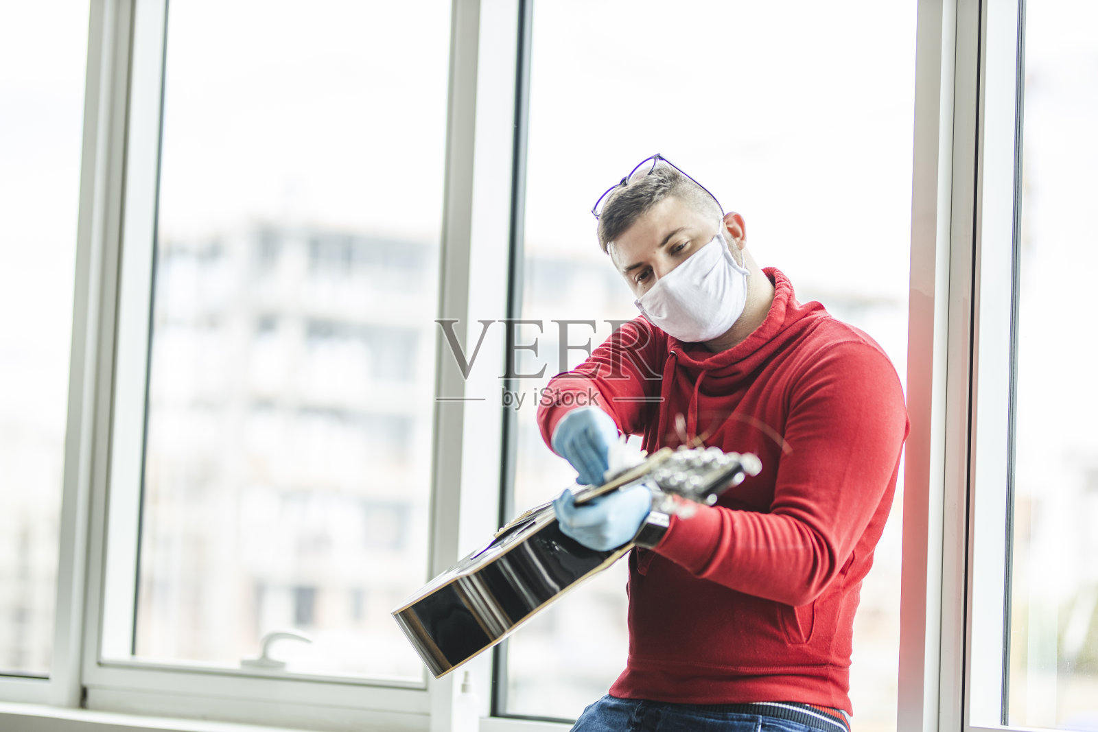 吉他手在流行期间弹吉他照片摄影图片