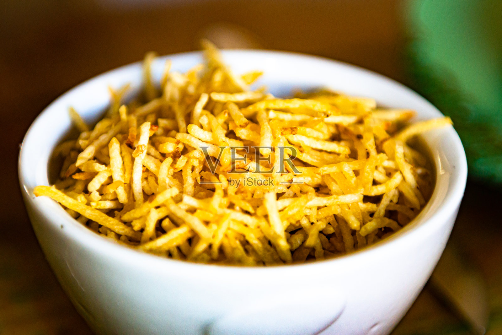 用白色餐具盛着土豆草照片摄影图片