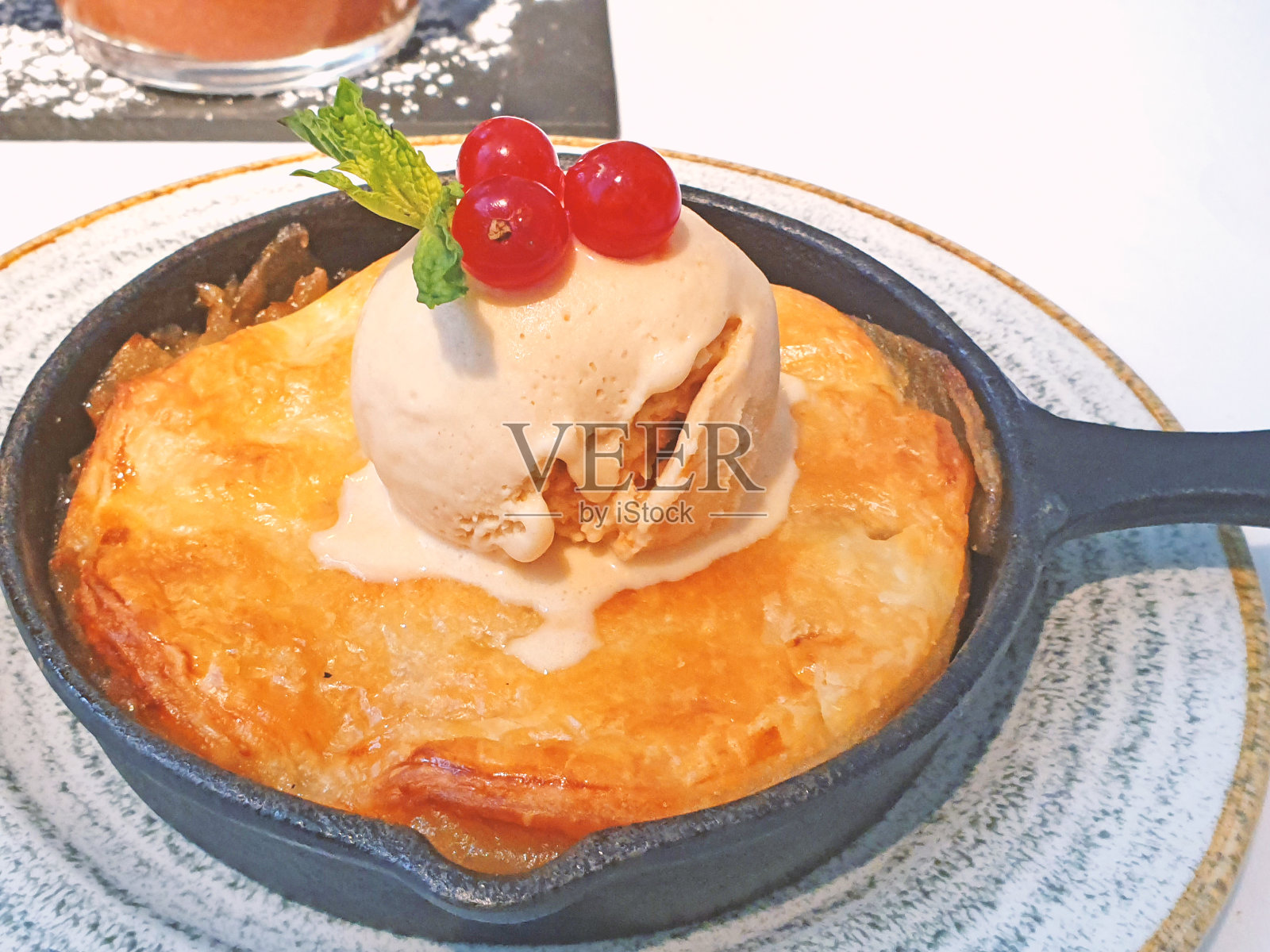 苹果派和香草冰淇淋在铁锅里照片摄影图片