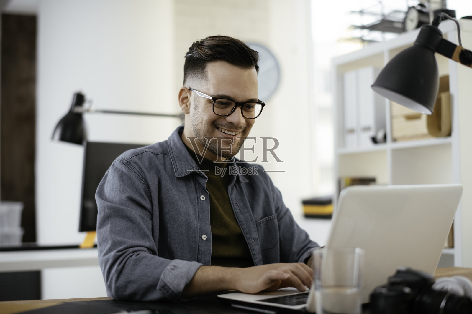 英俊的商人在办公室工作。照片摄影图片