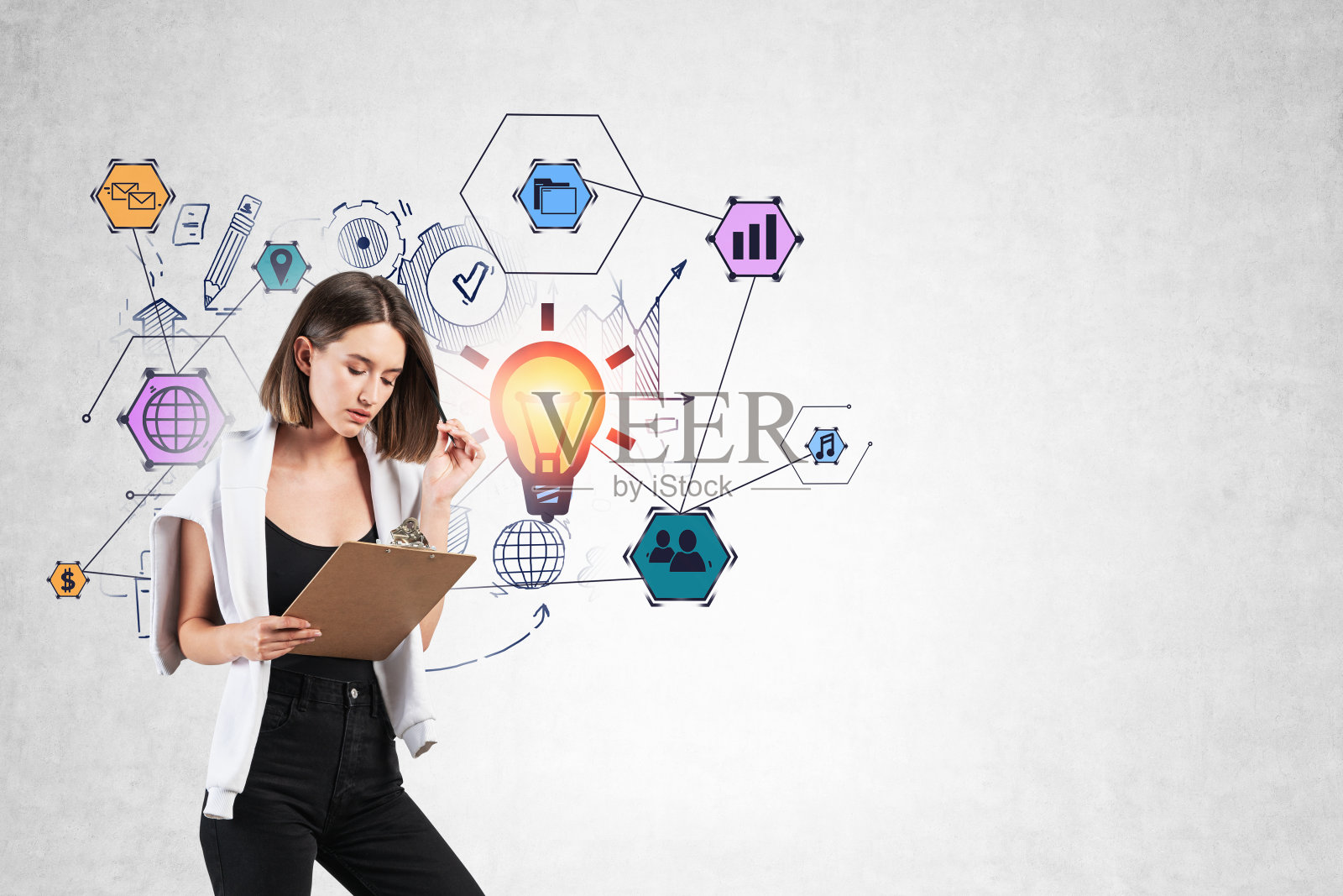 带着写字板和她的商业策略的女孩照片摄影图片