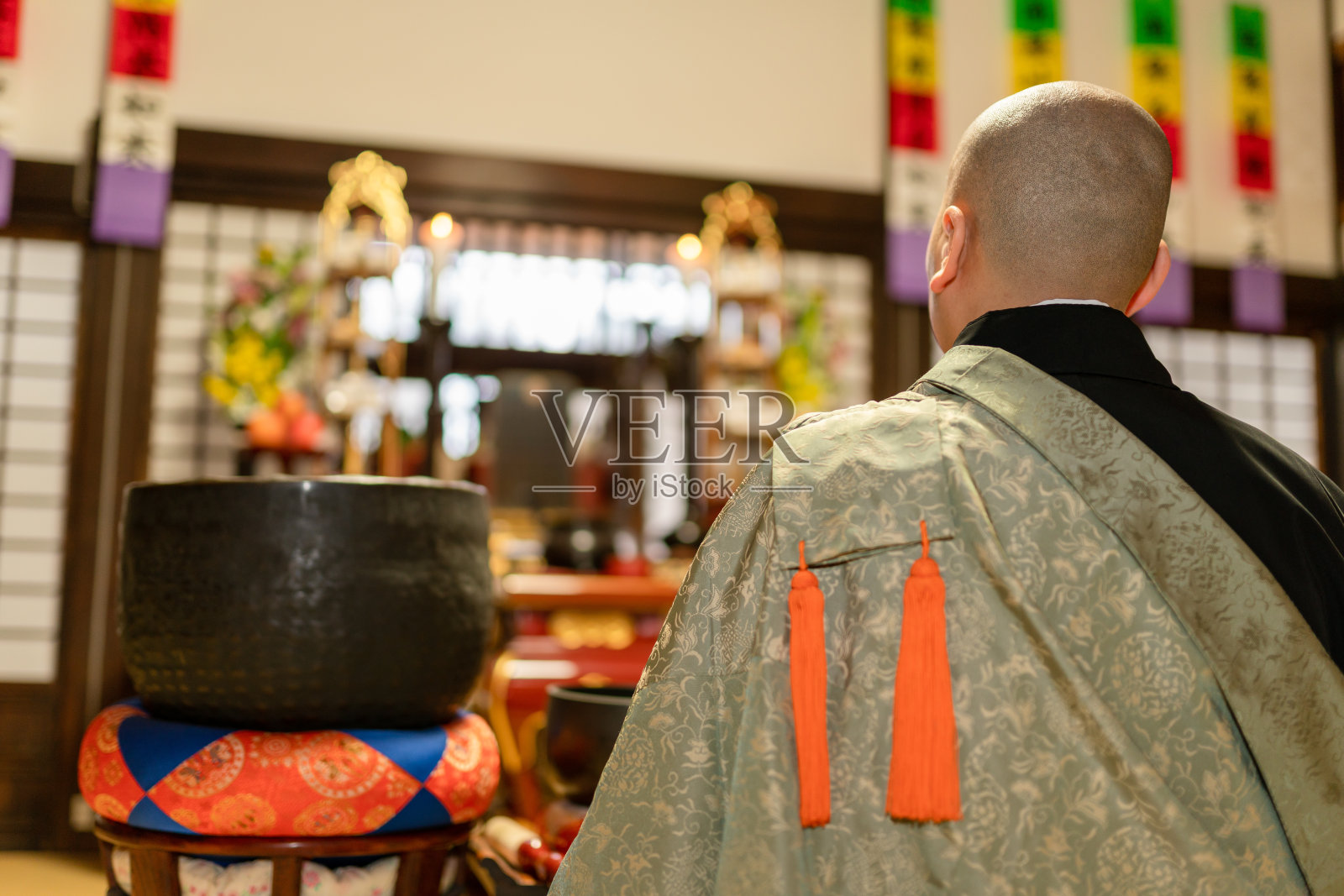 和尚在寺庙里祈祷照片摄影图片