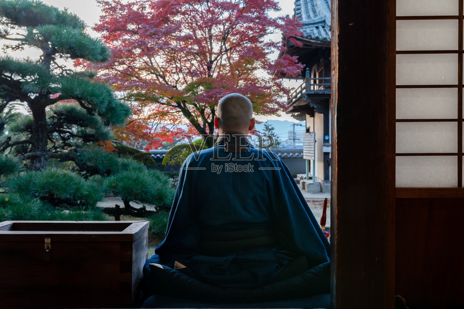 佛教僧人在秋寺表演禅宗照片摄影图片