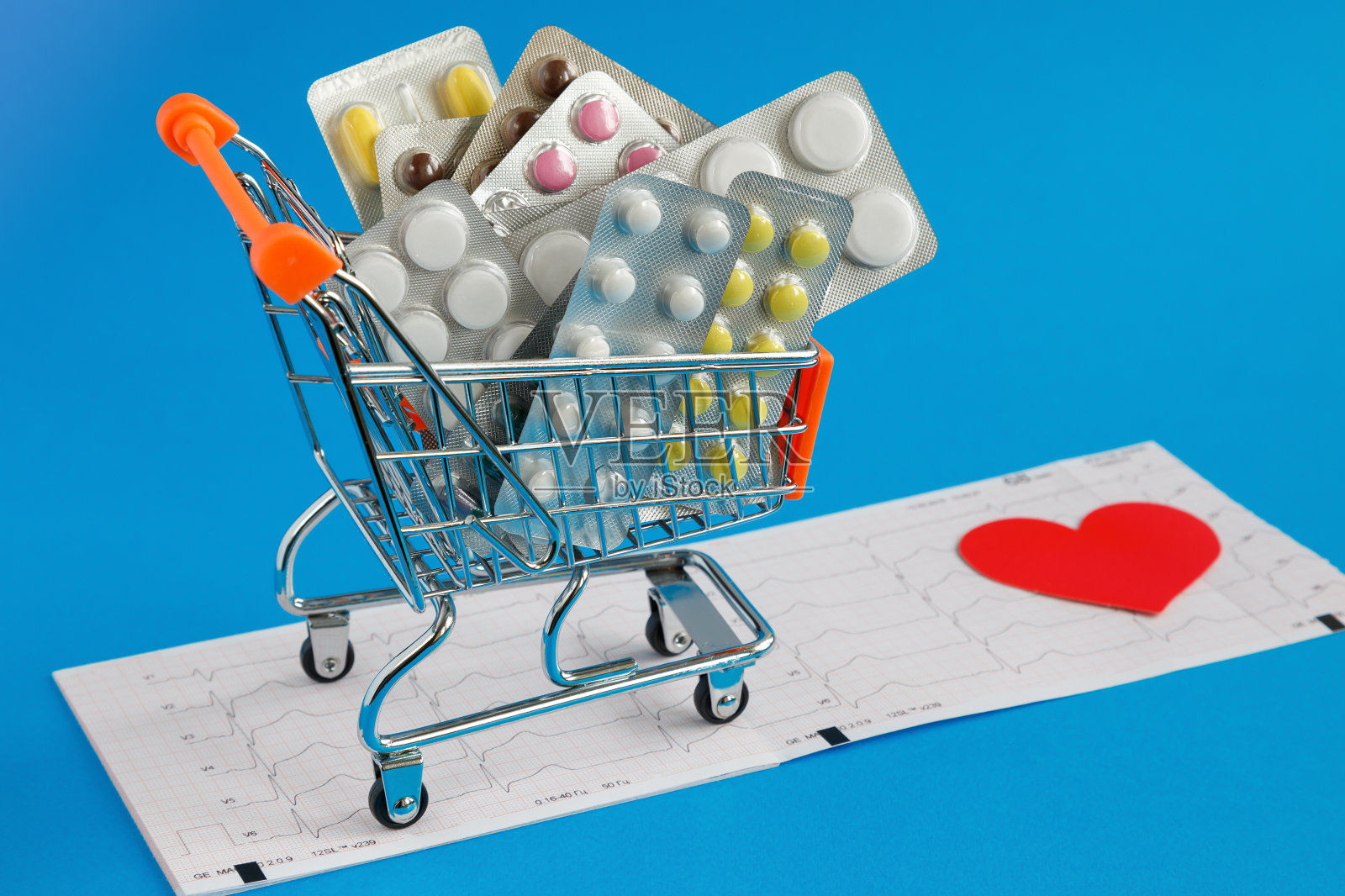 平板电脑在购物车背景下的心电图。有选择性的重点。空间的文本。照片摄影图片