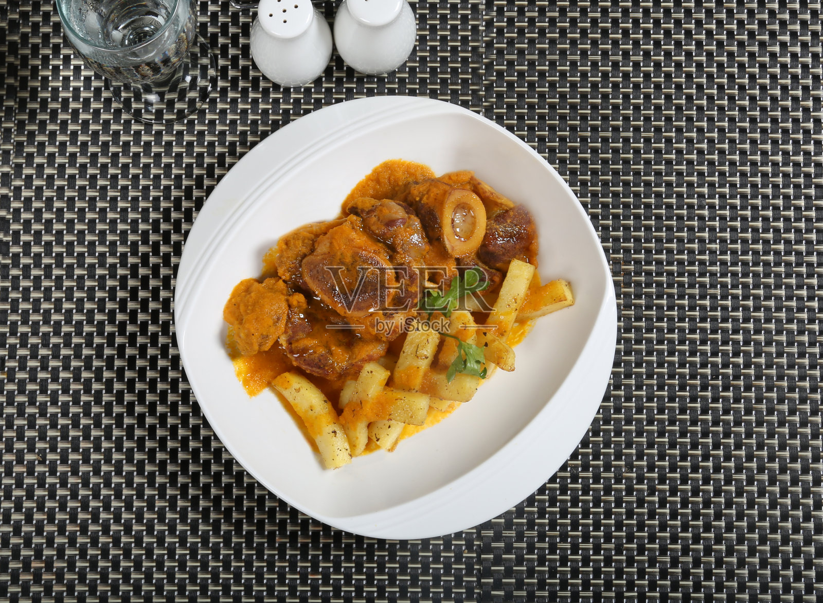 搭配炸薯条的酱汁羊肉,西班牙美食照片摄影图片