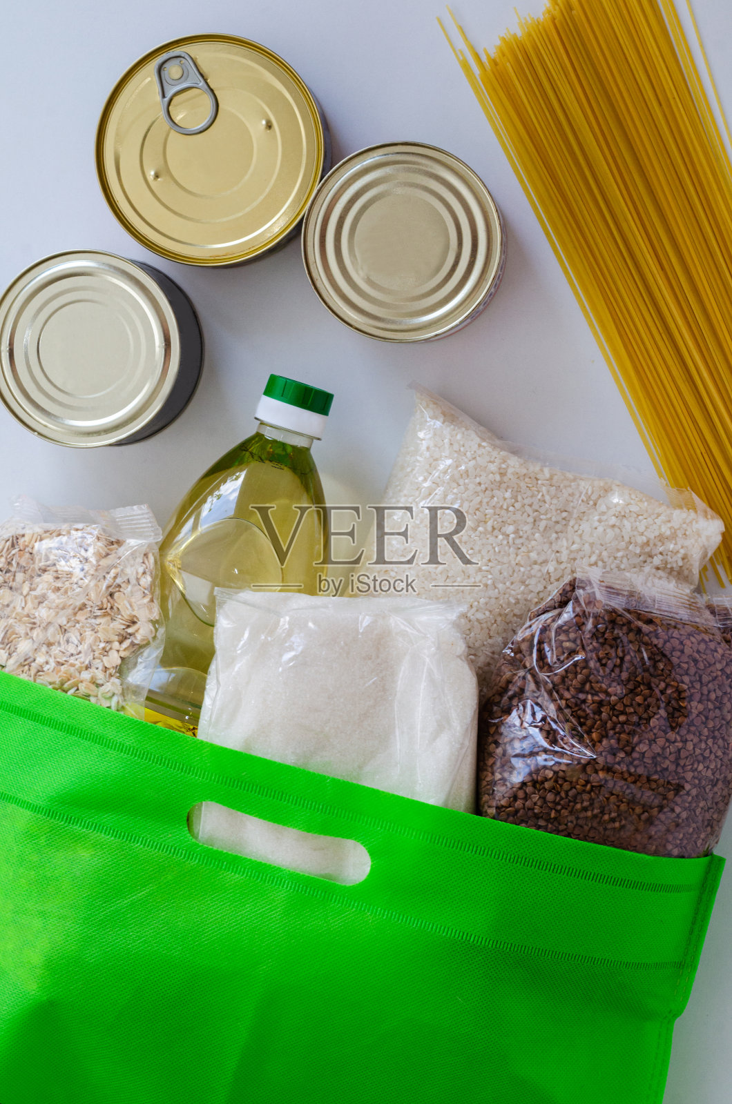 产品包装在绿色袋中。罐头食品及谷类食品照片摄影图片