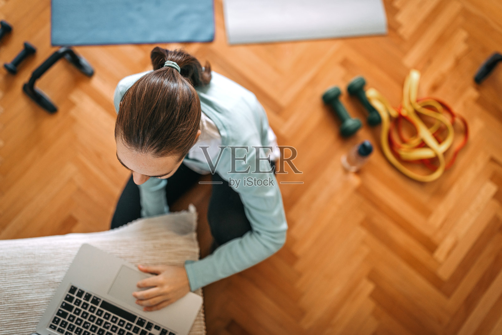 女孩在网上看运动视频照片摄影图片
