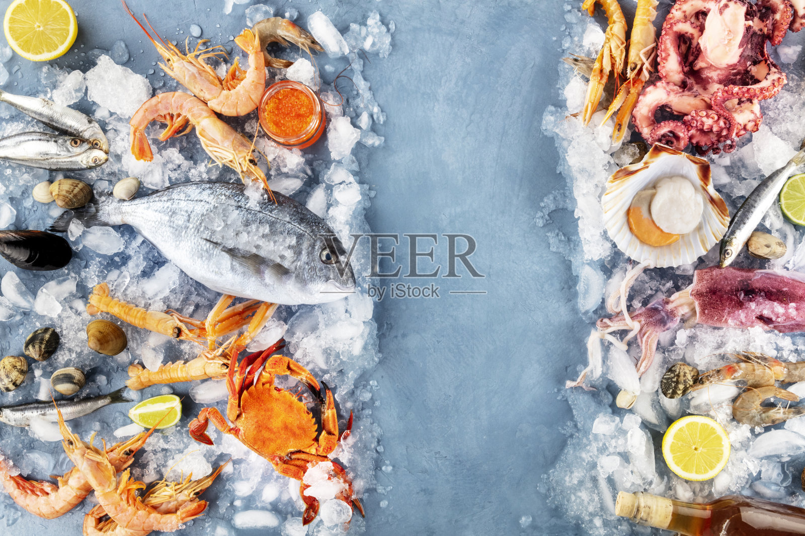 鱼和海鲜背景与复制空间。海鲷,扇贝,虾和对虾,螃蟹,沙丁鱼,鱿鱼,章鱼,从上面拍摄照片摄影图片