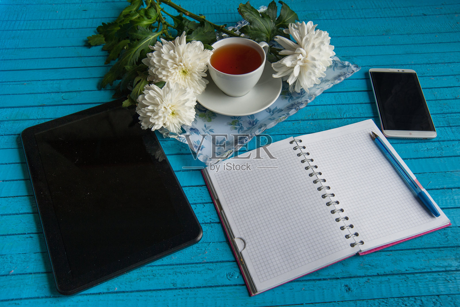 商人的早餐在蓝色的桌子上照片摄影图片