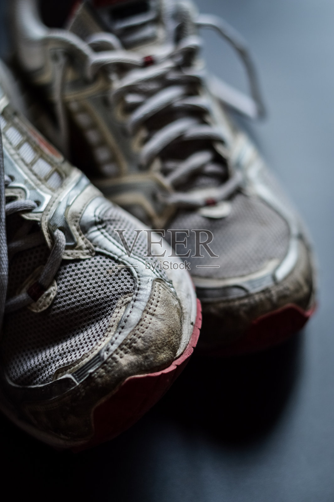 旧的脏运动鞋靠近,选择性聚焦,不饱和的颜色。照片摄影图片