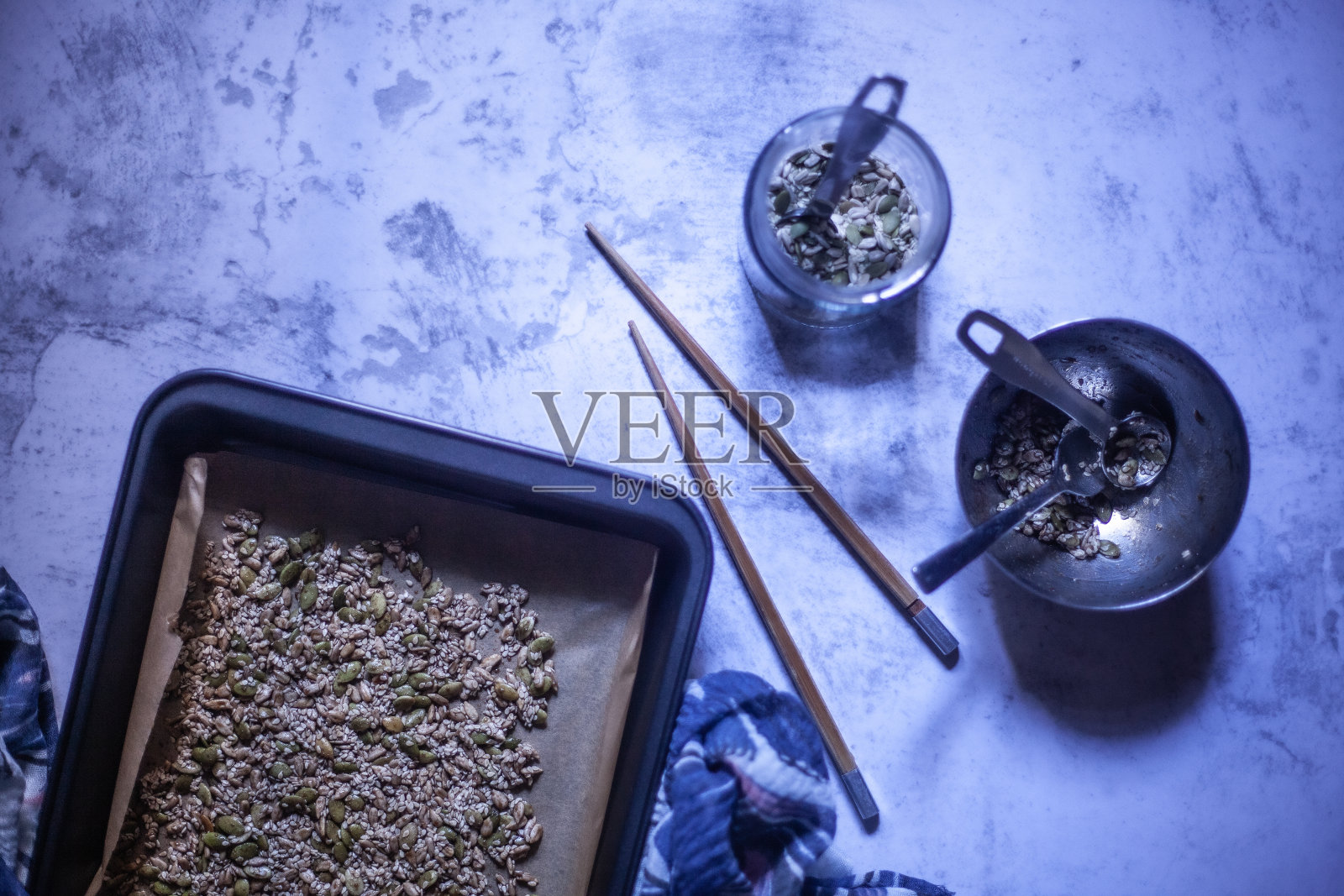 松脆鲜味多种子浇头照片摄影图片