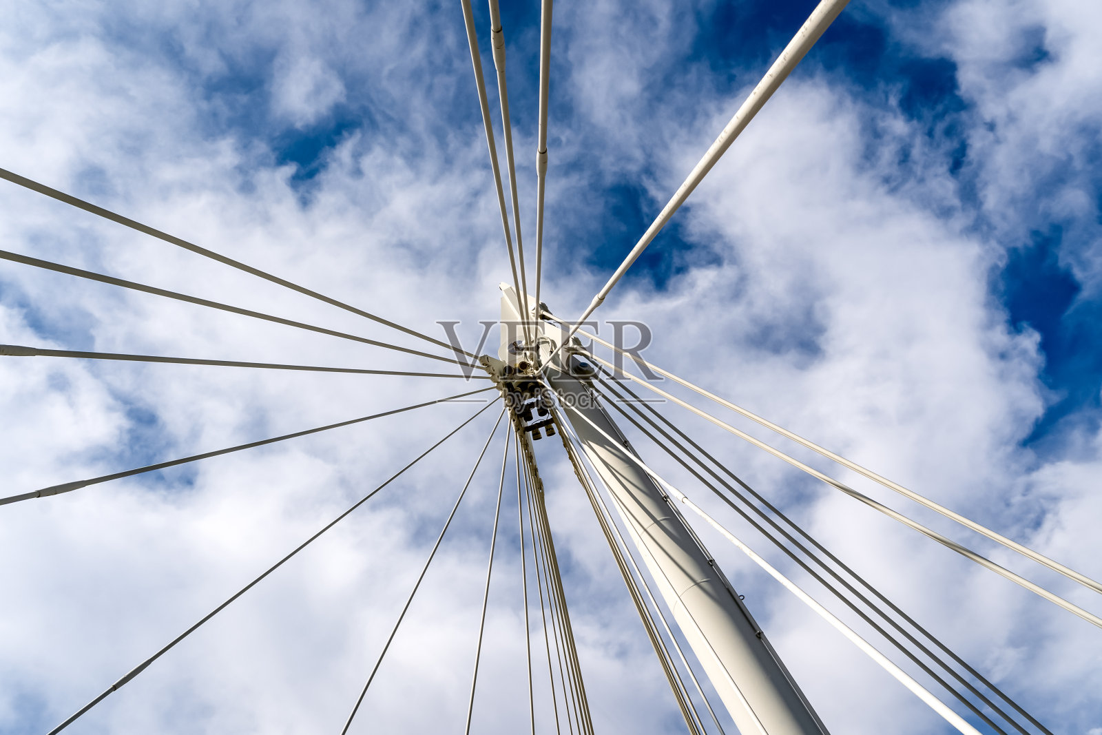 低角度的观点看直接向上的桥梁支持对一个多云的天空照片摄影图片