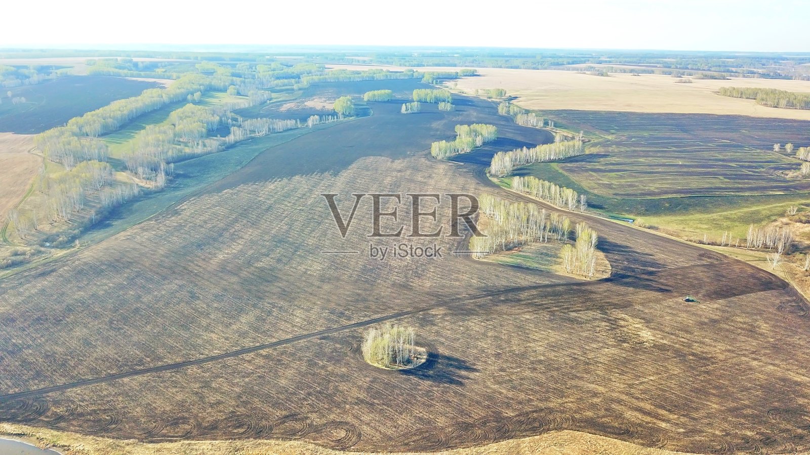 干草焚烧,自然灾害。鸟瞰图。飞过一片冒烟的田野,春落的小草。照片摄影图片