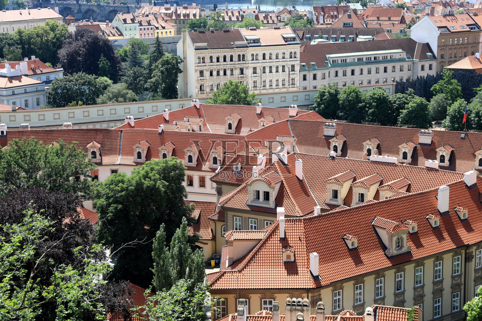 经典的布拉格-鸟瞰旧屋顶建筑和街道,捷克共和国照片摄影图片