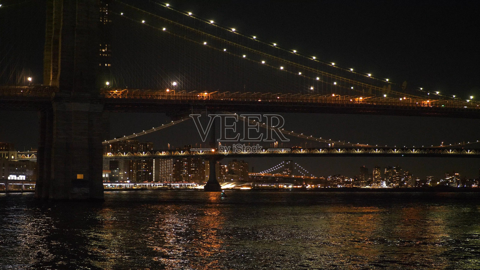 晚上纽约的一个好地方,灯火通明的布鲁克林大桥照片摄影图片