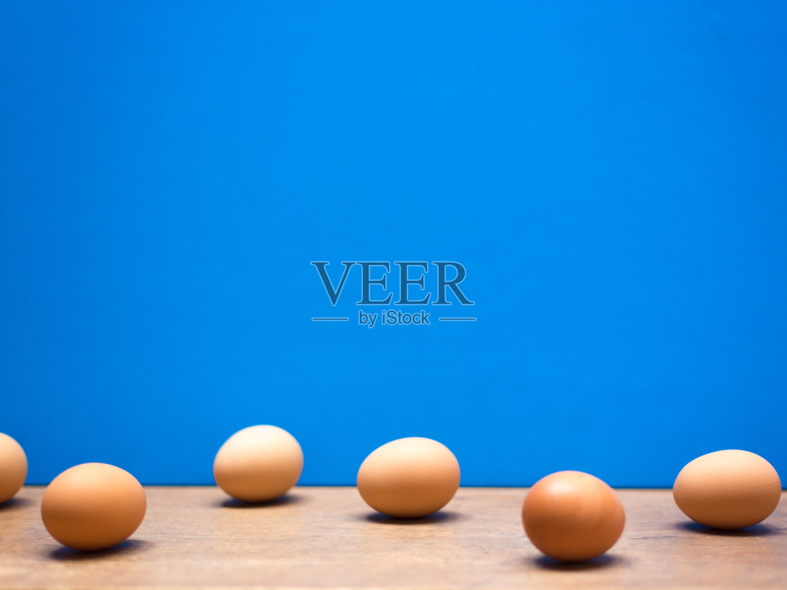 有机棕色鸡蛋在蓝色背景,复制空间照片摄影图片