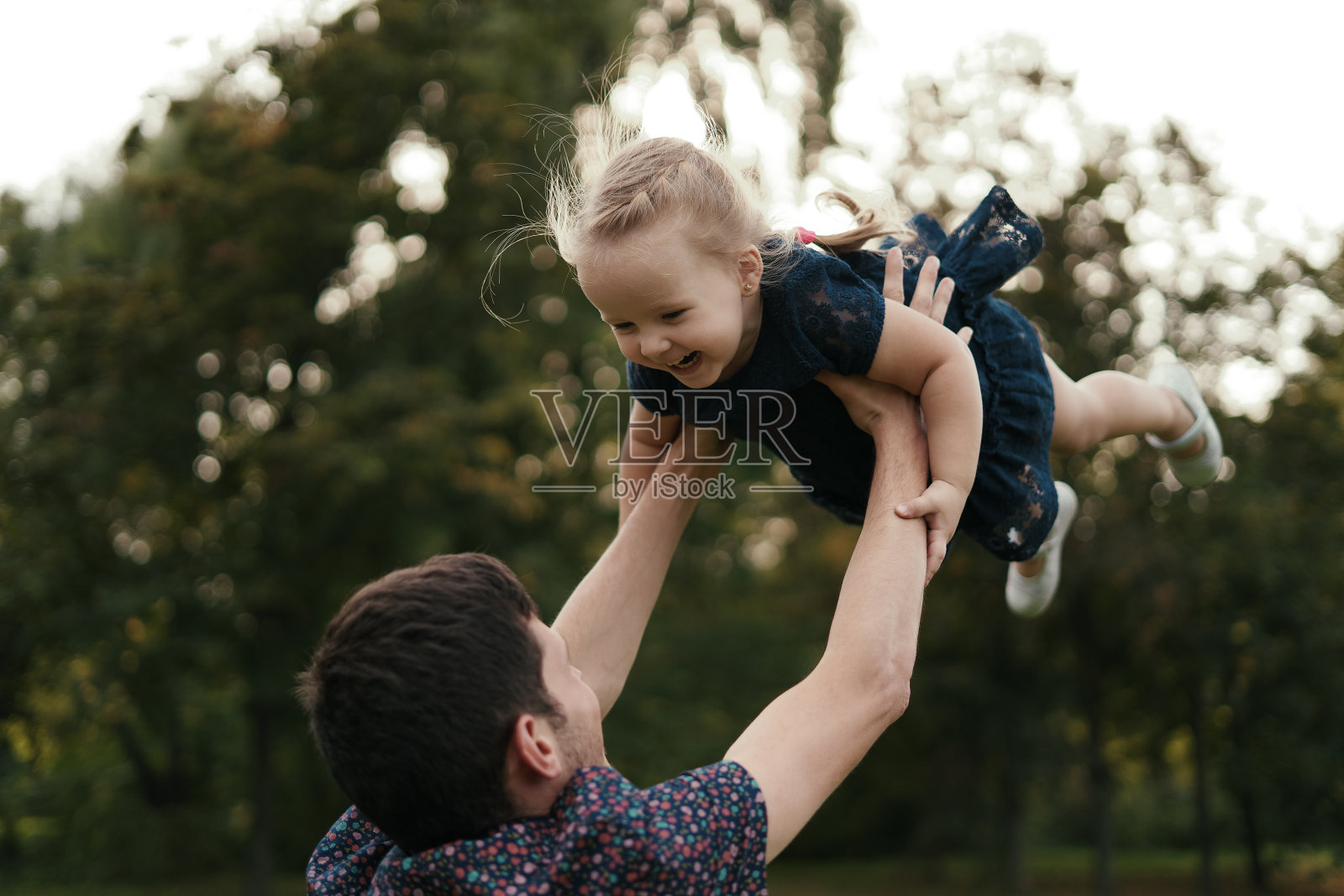 父亲和女儿花时间在大自然中照片摄影图片